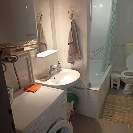 Lägenhet Γκαρσονιέρα Κοντά Στο Πανεπιστήμιο, Περ Κόμβος Τει